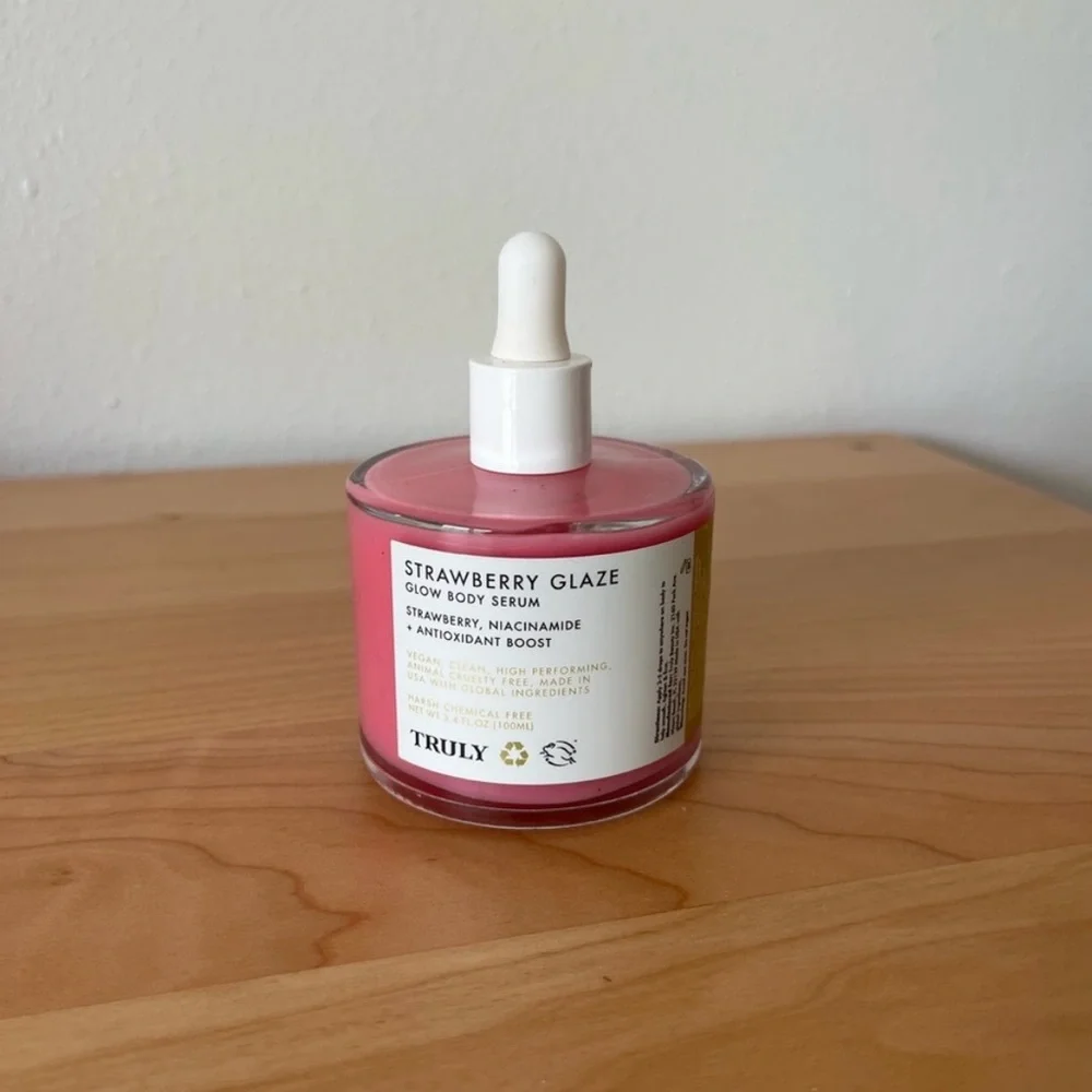NWT TRULY Strawberry Glaze Glow Body Serum